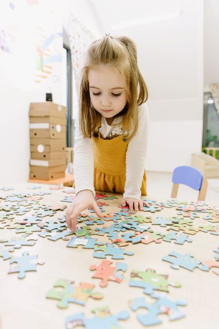 Deti skladajú puzzle