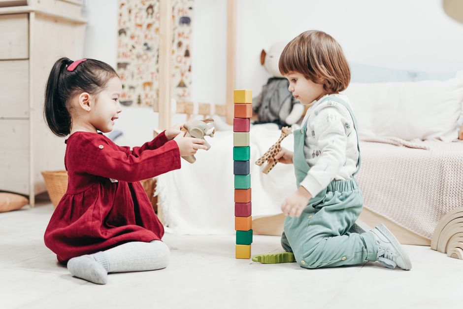 Usmievavé deti sa hrajú s hračkami